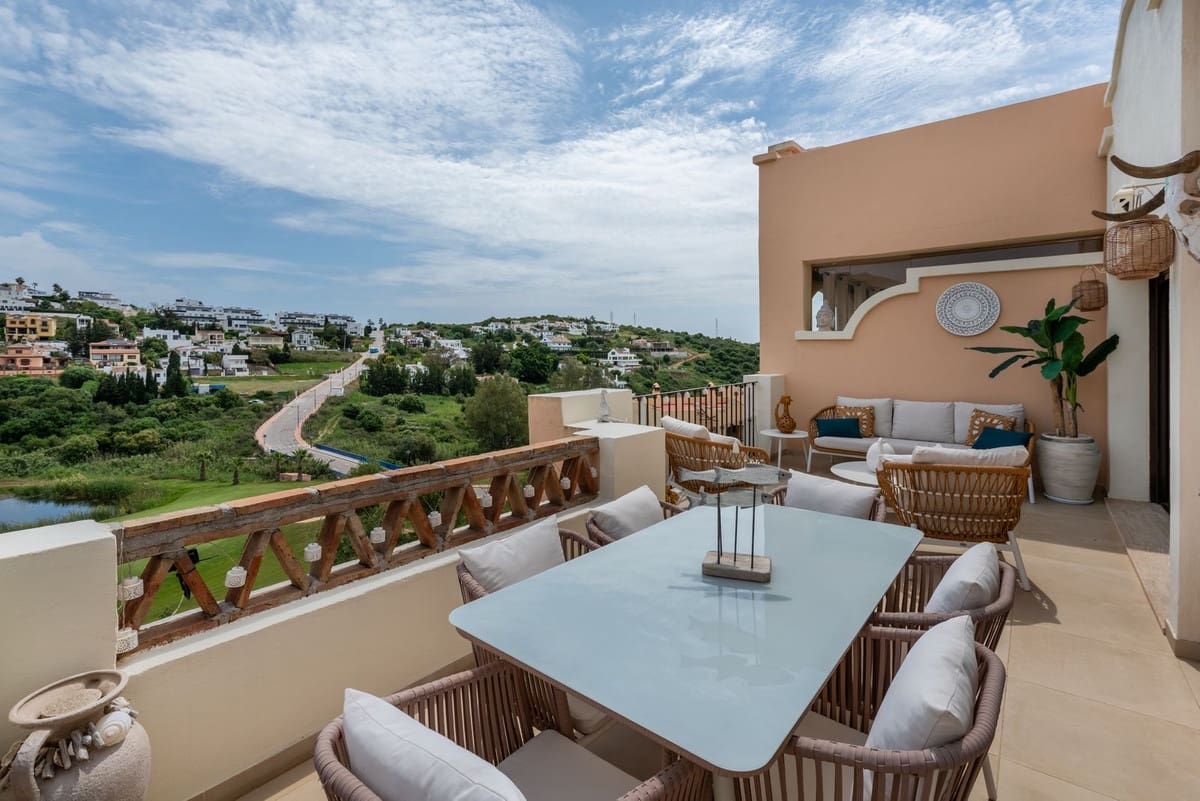 3 sovrum Lägenhet till salu i Estepona med pool garage - 545 000 € (Ref: 9974098)