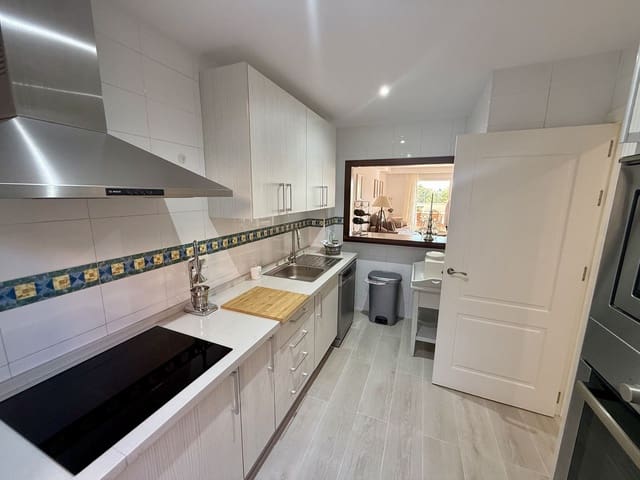 5 soveværelse Byhus til salg i Cabopino, Marbella med swimmingpool - € 539.000 (Ref: 9974114)