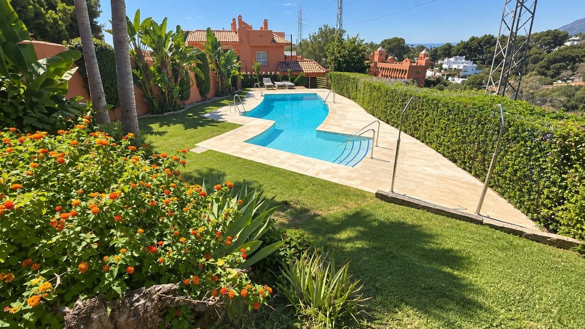 5 bedroom Townhouse for sale in Cabopino with pool - € 539,000 (Ref: 9974114)