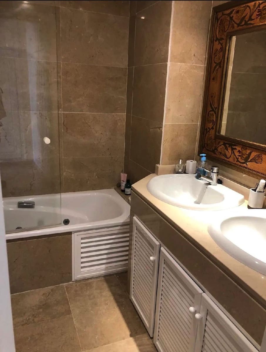 3 soveværelse Lejlighed til salg i La Duquesa / Puerto de la Duquesa med swimmingpool garage - € 549.000 (Ref: 9974131)