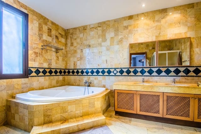 2 Zimmer Apartment zu verkaufen in Cancelada, Estepona mit Pool - 550.000 € (Ref: 9974134)