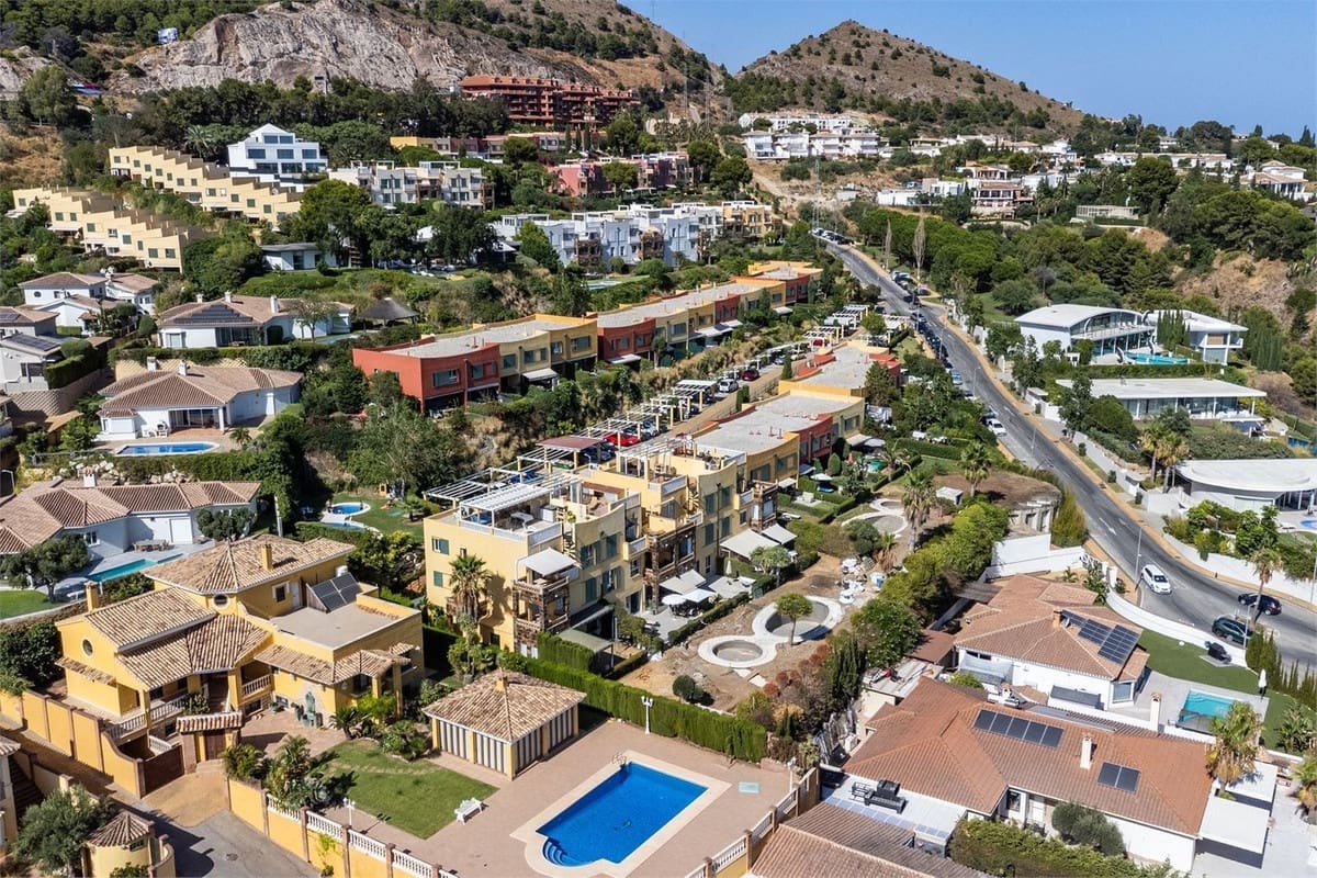2 bedroom Apartment for sale in Benalmadena with pool - € 499,000 (Ref: 9974136)