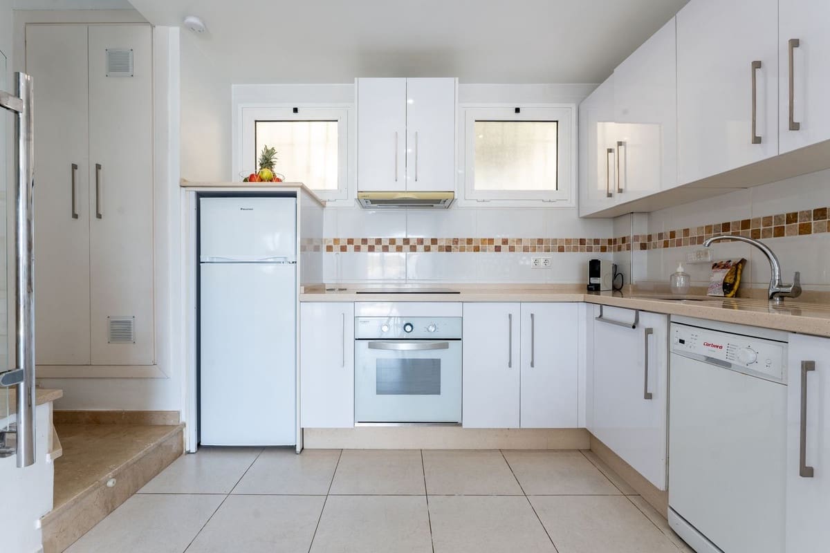 2 bedroom Townhouse for sale in Calahonda with pool - € 570,000 (Ref: 9974138)