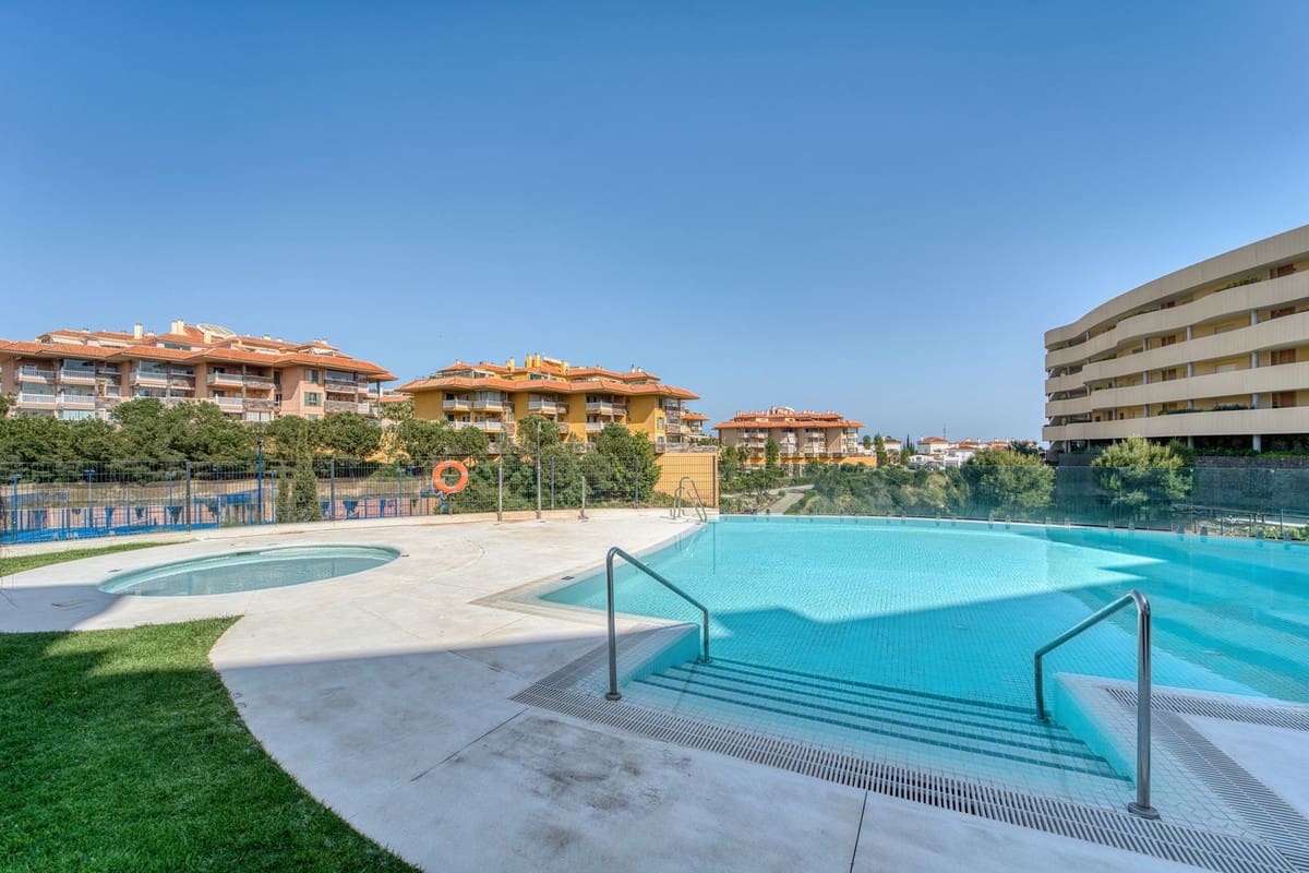 2 soveværelse Lejlighed til salg i Benalmadena med swimmingpool - € 560.000 (Ref: 9974139)