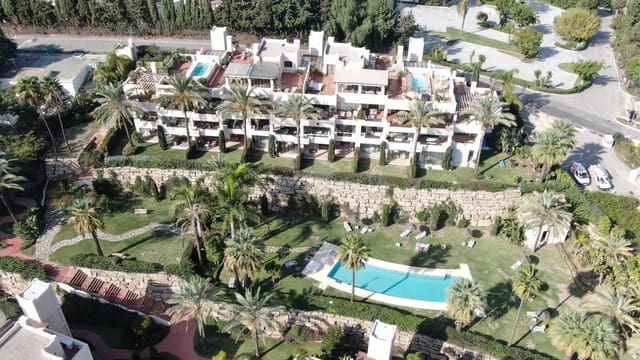 2 soverom Leilighet til salgs i El Paraiso, Estepona med svømmebasseng garasje - € 549 000 (Ref: 9974150)