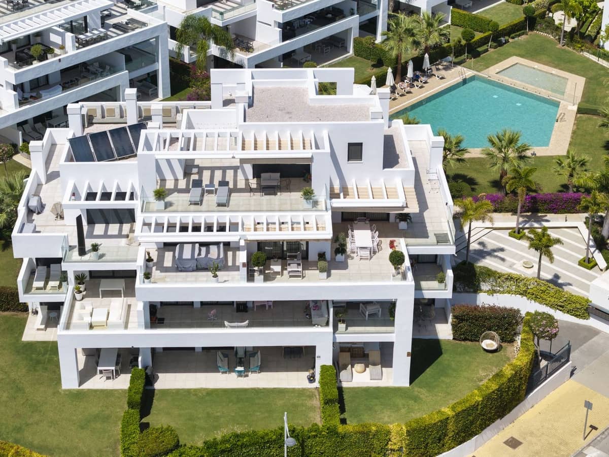 2 bedroom Apartment for sale in Benahavis with pool garage - € 565,000 (Ref: 9974153)