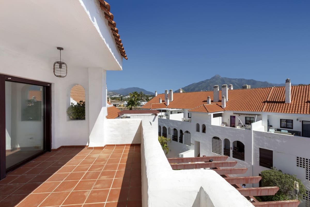 Apartamento de 3 habitaciones en Nueva Andalucia en venta con piscina - 575.000 € (Ref: 9974155)