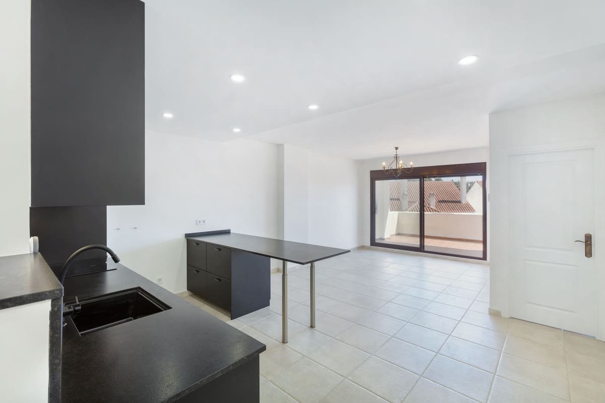 Apartamento de 3 habitaciones en Nueva Andalucia en venta con piscina - 575.000 € (Ref: 9974155)