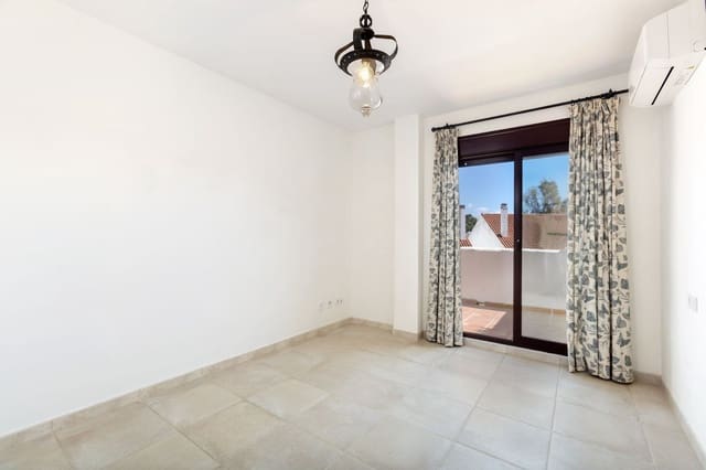 Apartamento de 3 habitaciones en Nueva Andalucia, Marbella en venta con piscina - 575.000 € (Ref: 9974155)