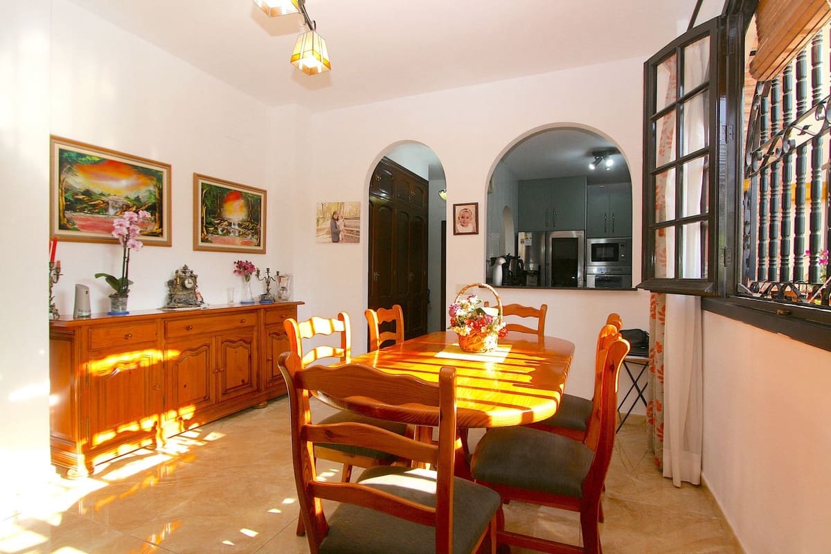 2 bedroom Apartment for sale in Fuengirola with pool - € 495,000 (Ref: 9974160)