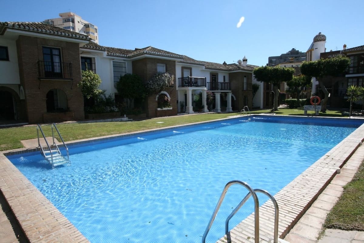 2 bedroom Apartment for sale in Fuengirola with pool - € 495,000 (Ref: 9974160)