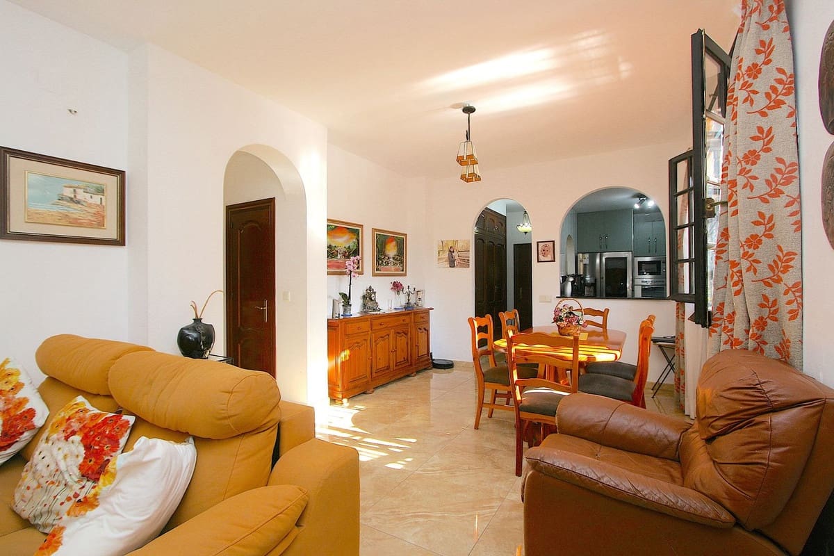 2 bedroom Apartment for sale in Fuengirola with pool - € 495,000 (Ref: 9974160)