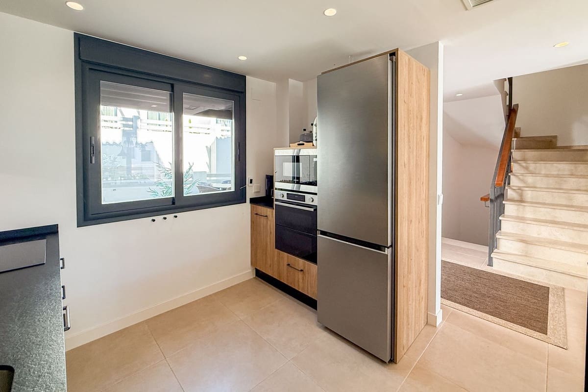 Casa de 3 habitaciones en El Paraiso en venta con piscina - 549.000 € (Ref: 9974162)