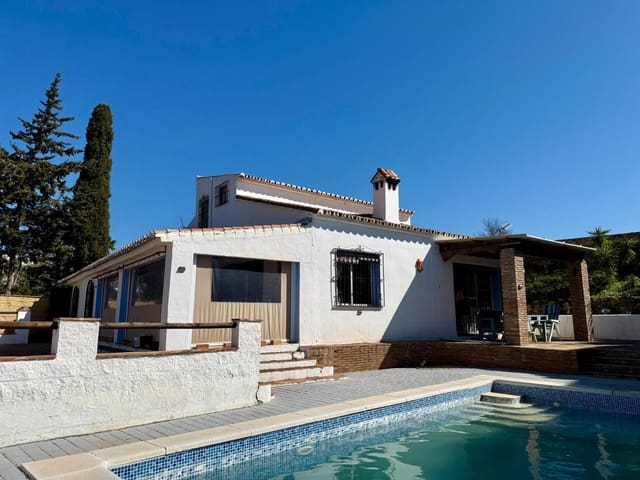 3 bedroom Villa for sale in Estepona with pool garage - € 549,000 (Ref: 9974166)