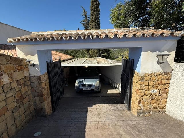 3 bedroom Villa for sale in Estepona with pool garage - € 549,000 (Ref: 9974166)