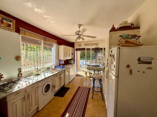 3 bedroom Villa for sale in Estepona with pool garage - € 549,000 (Ref: 9974166)