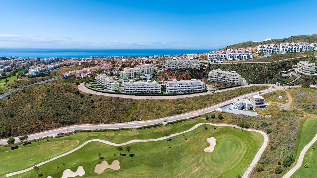 2 slaapkamer Appartement te koop in La Cala de Mijas met zwembad - € 495.000 (Ref: 9974167)