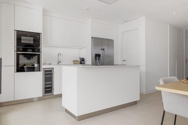 2 soverom Leilighet til salgs i Benalmádena med svømmebasseng garasje - € 530 000 (Ref: 9974178)
