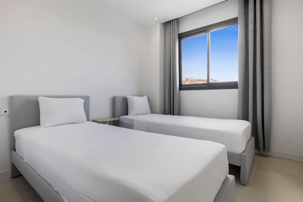 2 soverom Leilighet til salgs i Benalmadena med svømmebasseng garasje - € 530 000 (Ref: 9974178)