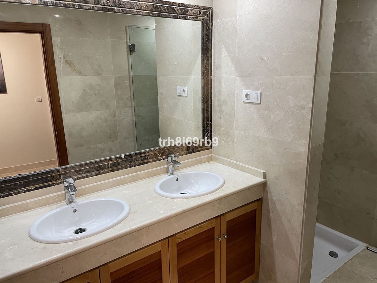 3 soveværelse Semi-Rækkehus til salg i Estepona med swimmingpool - € 550.000 (Ref: 9974188)