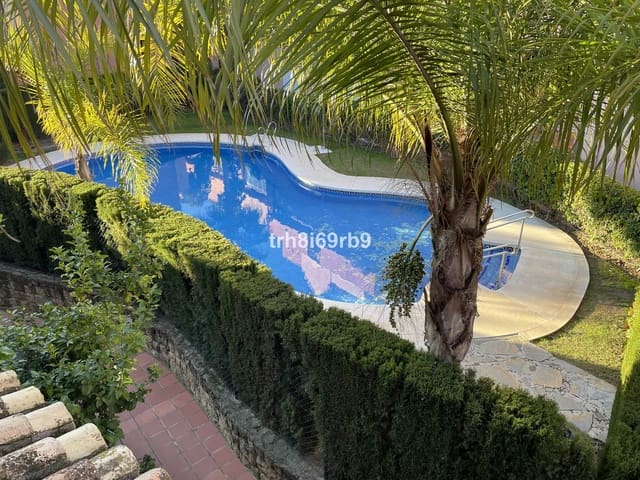 Pareado de 3 habitaciones en Estepona en venta con piscina - 550.000 € (Ref: 9974188)