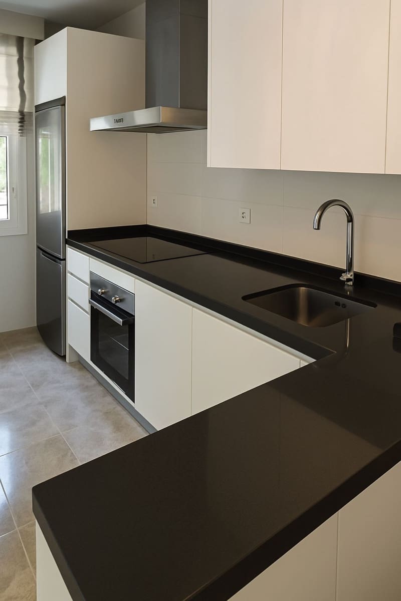 2 soverom Leilighet til salgs i Nueva Andalucia med svømmebasseng garasje - € 570 000 (Ref: 9974194)