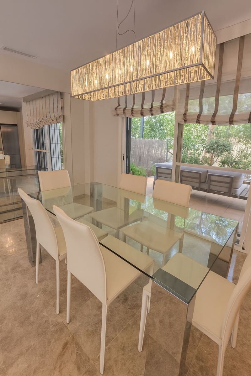 2 soverom Leilighet til salgs i Nueva Andalucia med svømmebasseng garasje - € 570 000 (Ref: 9974194)