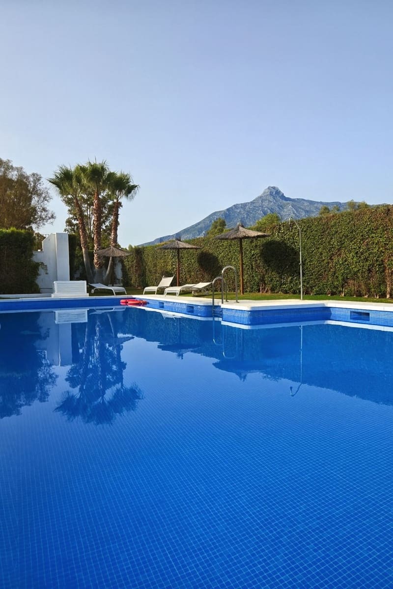 2 soverom Leilighet til salgs i Nueva Andalucia med svømmebasseng garasje - € 570 000 (Ref: 9974194)