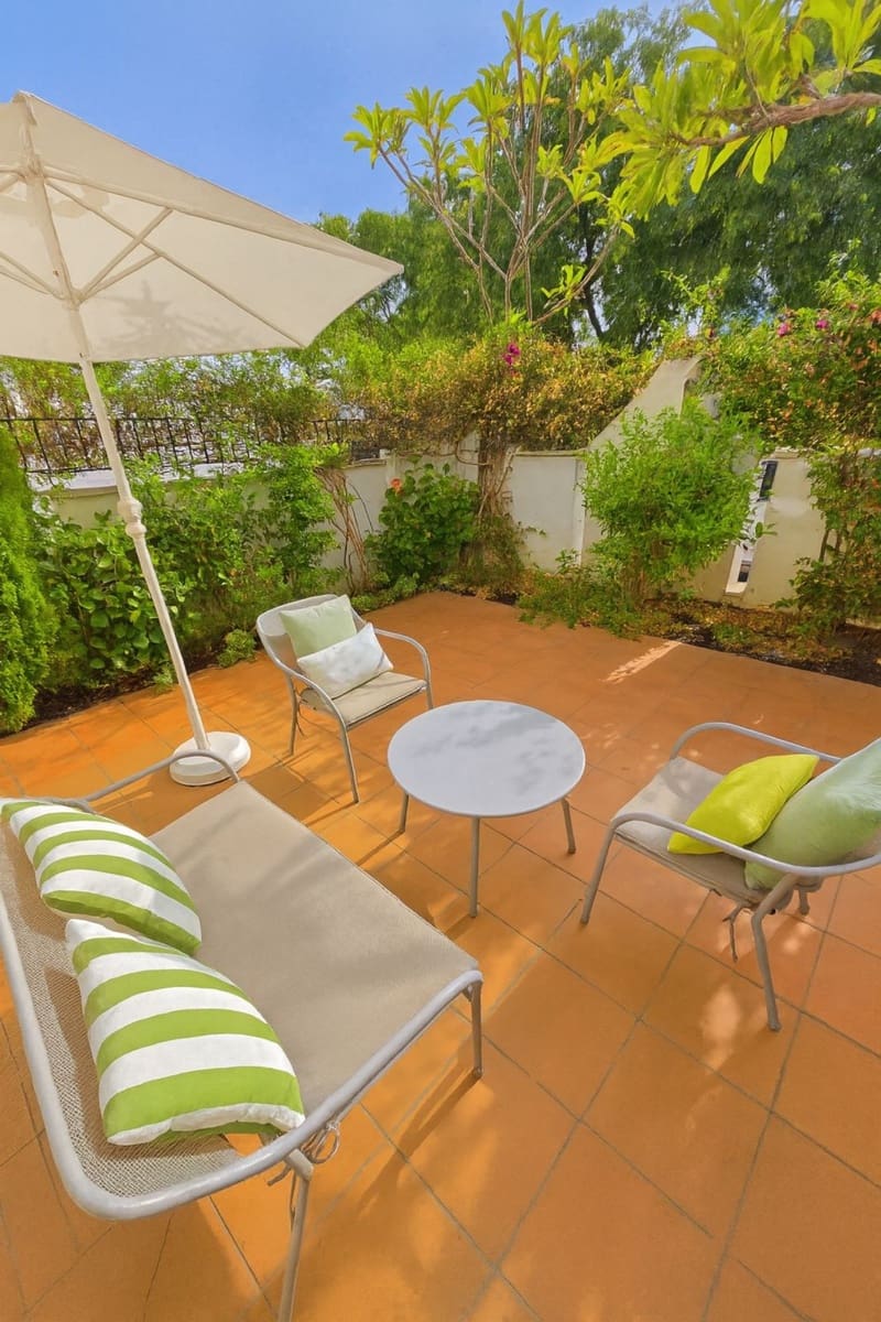 2 soverom Leilighet til salgs i Nueva Andalucia med svømmebasseng garasje - € 570 000 (Ref: 9974194)