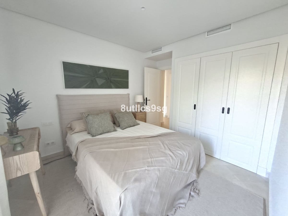 2 soveværelse Lejlighed til salg i Aloha Golf med swimmingpool - € 560.000 (Ref: 9974198)