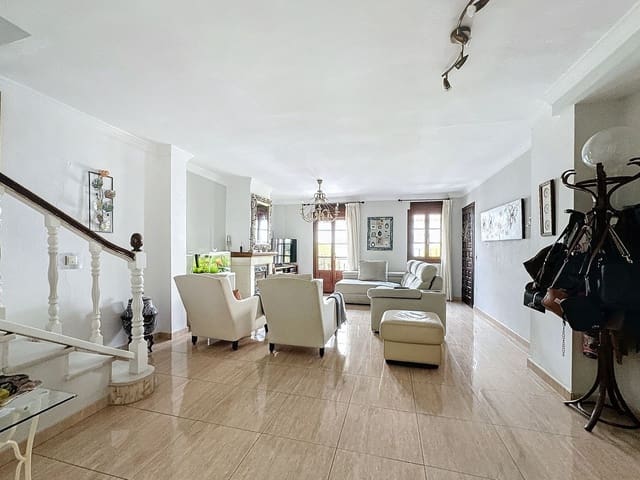 5 soverom Kjedet enebolig til salgs i Estepona - € 565 000 (Ref: 9974203)