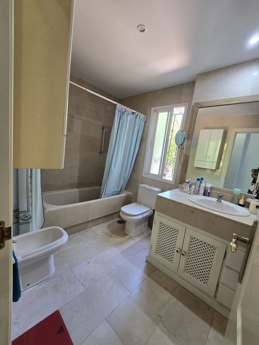 Apartamento de 2 habitaciones en Marbella en venta con piscina - 560.000 € (Ref: 9974206)