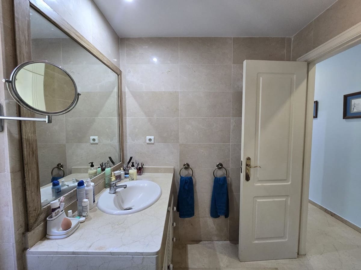 Apartamento de 2 habitaciones en Marbella en venta con piscina - 560.000 € (Ref: 9974206)