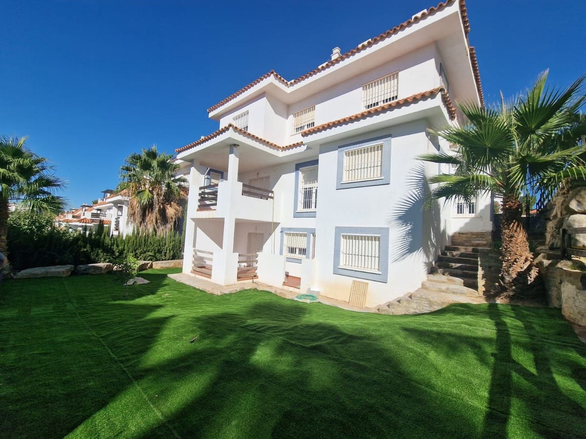 Chalet de 5 habitaciones en Manilva en venta con piscina garaje - 550.000 € (Ref: 9974208)