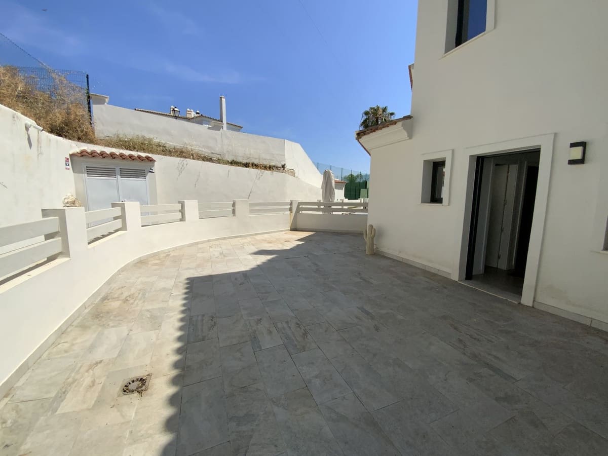 Casa de 3 habitaciones en El Paraiso en venta con piscina - 495.000 € (Ref: 9974214)