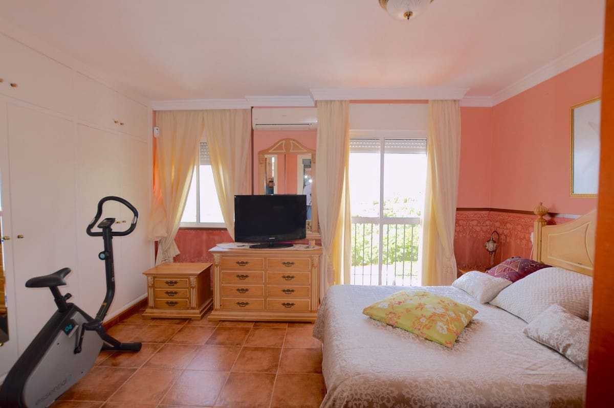 4 soverom Hus til salgs i Los Monteros med svømmebasseng - € 550 000 (Ref: 9974221)