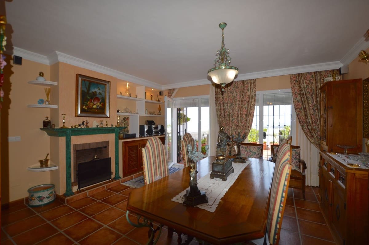 4 soverom Hus til salgs i Los Monteros med svømmebasseng - € 550 000 (Ref: 9974221)