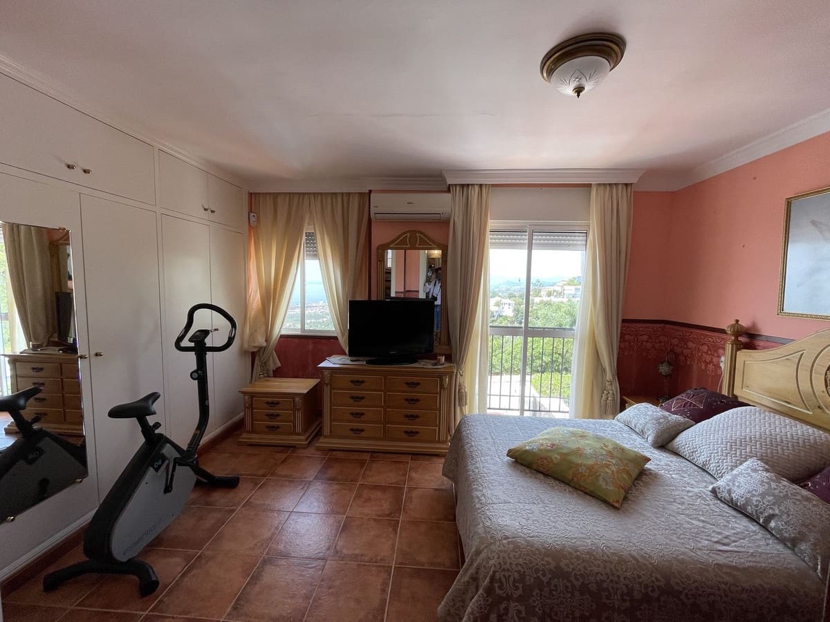 4 soverom Hus til salgs i Los Monteros med svømmebasseng - € 550 000 (Ref: 9974221)
