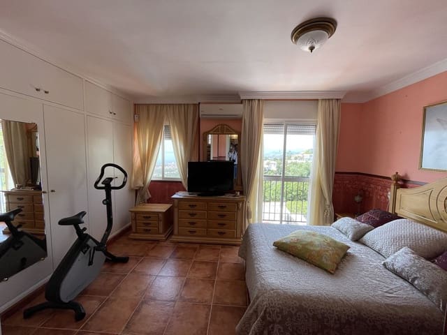 4 slaapkamer Huis te koop in Los Monteros, Marbella met zwembad - € 550.000 (Ref: 9974221)