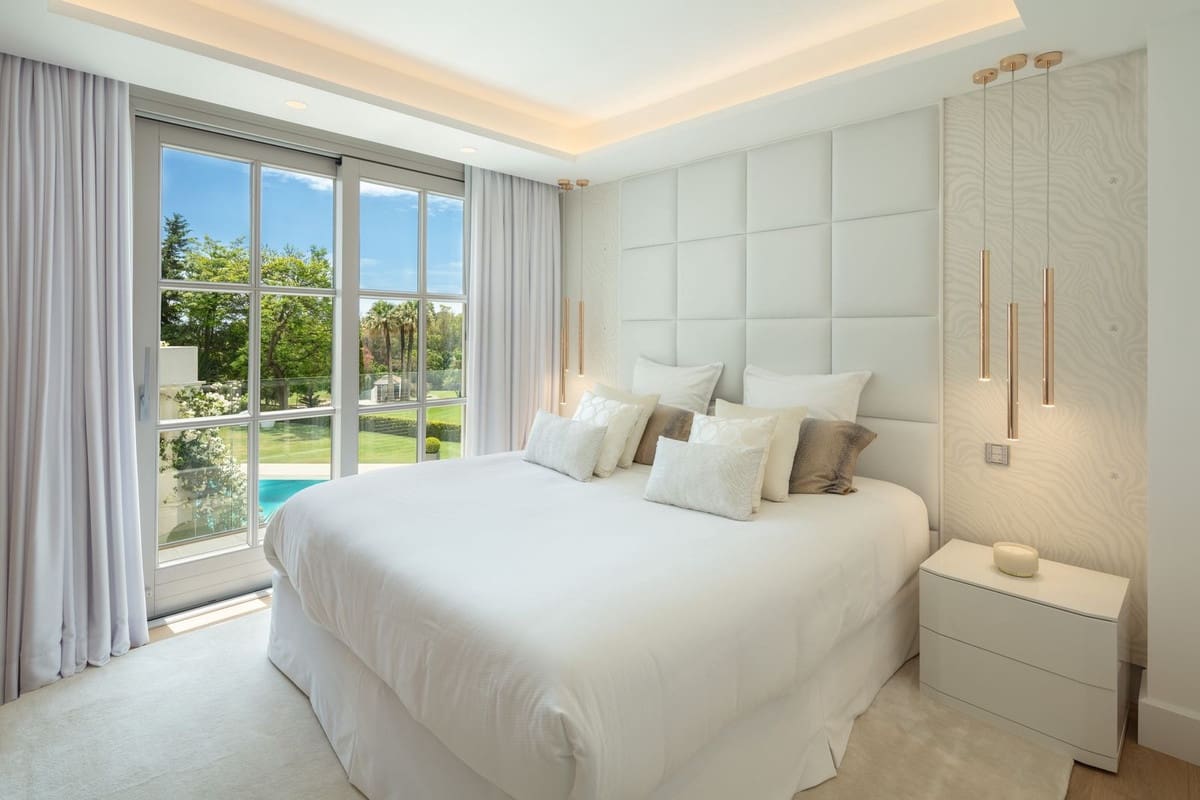 6 bedroom Villa for sale in Aloha Golf with pool garage - € 9,950,000 (Ref: 9974399)