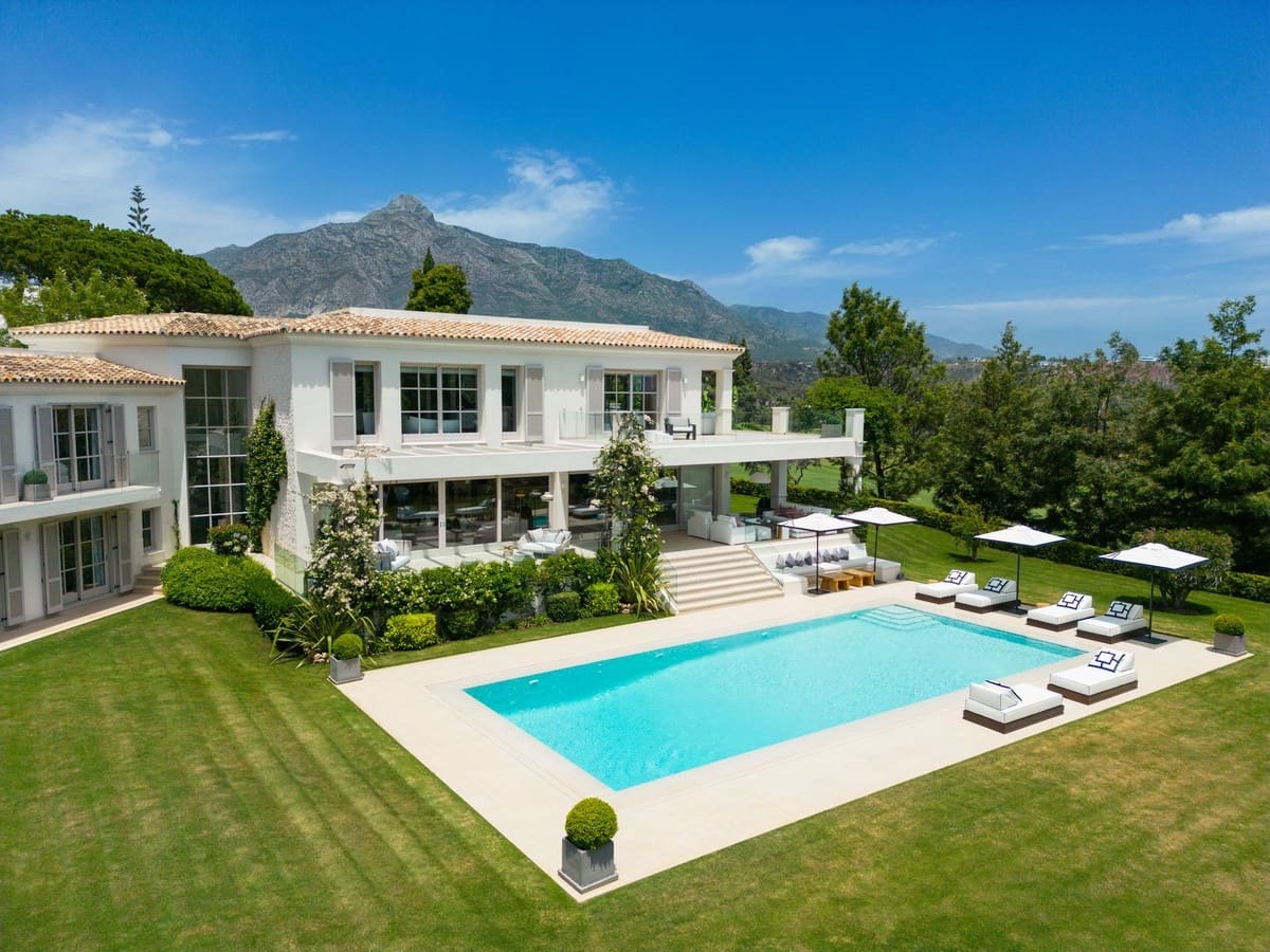 6 bedroom Villa for sale in Aloha Golf with pool garage - € 9,950,000 (Ref: 9974399)