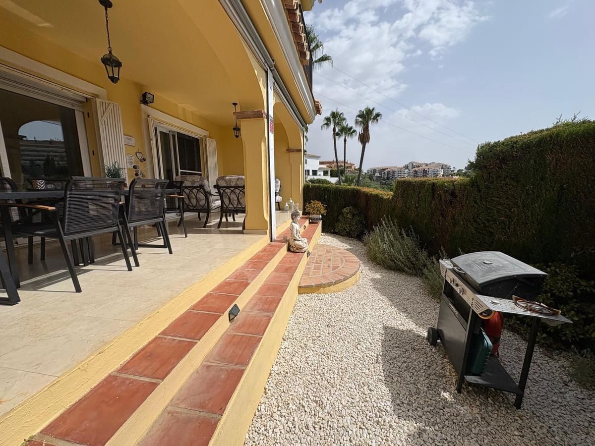 3 soveværelse Semi-Rækkehus til salg i Riviera del Sol med swimmingpool - € 625.000 (Ref: 9974400)
