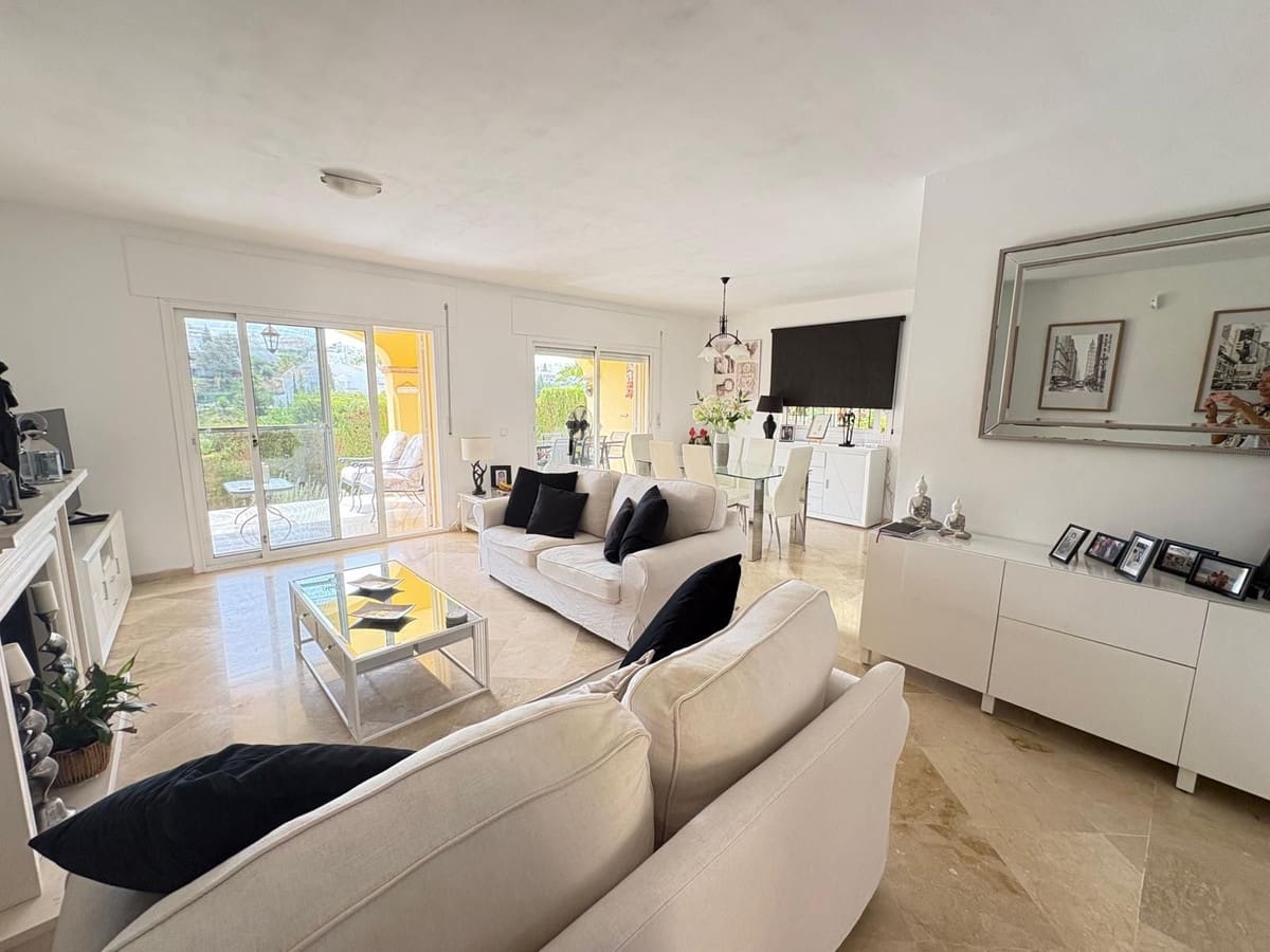 3 soveværelse Semi-Rækkehus til salg i Riviera del Sol med swimmingpool - € 625.000 (Ref: 9974400)