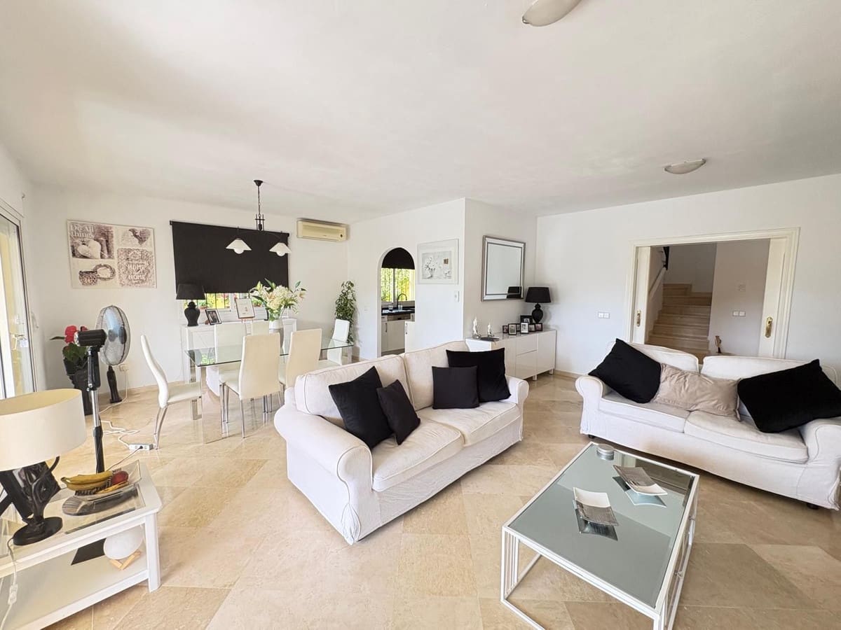3 soveværelse Semi-Rækkehus til salg i Riviera del Sol med swimmingpool - € 625.000 (Ref: 9974400)