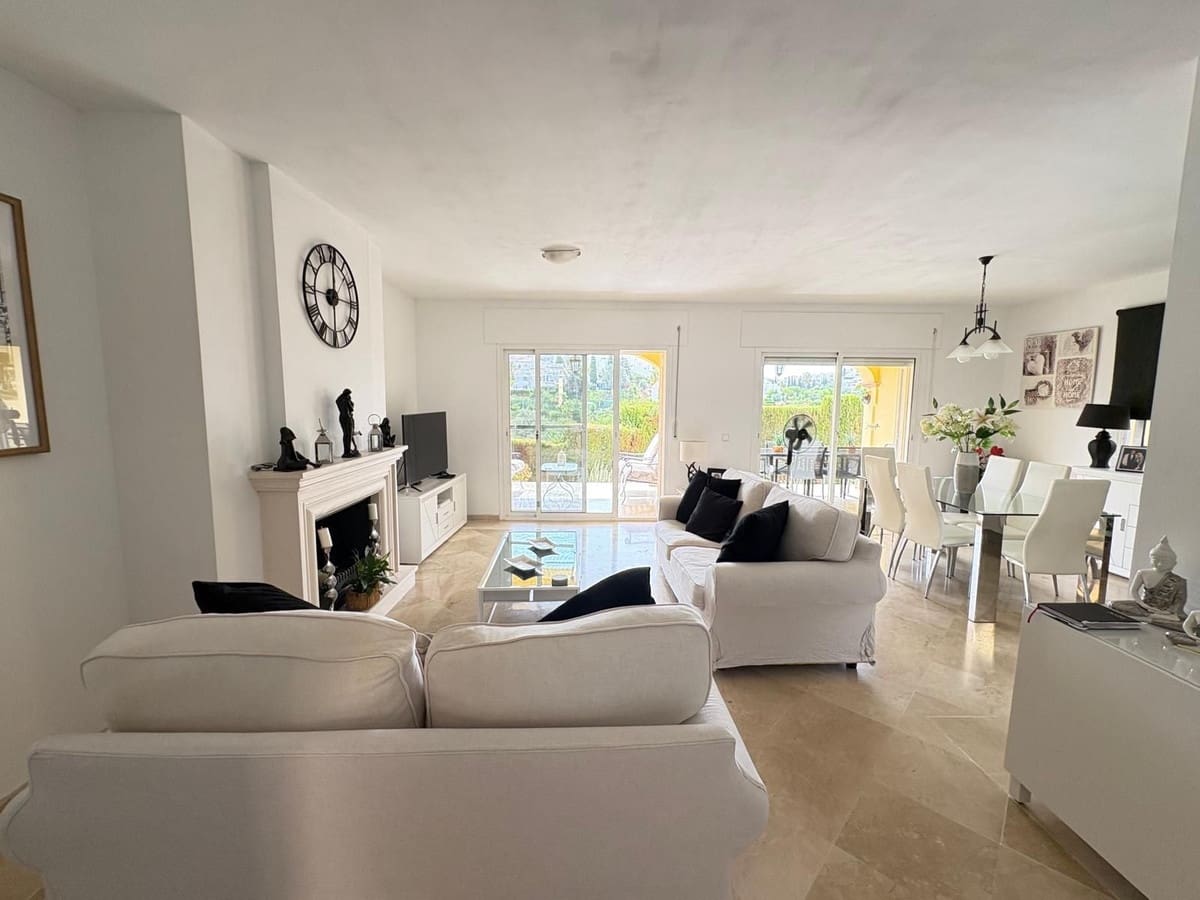3 soveværelse Semi-Rækkehus til salg i Riviera del Sol med swimmingpool - € 625.000 (Ref: 9974400)