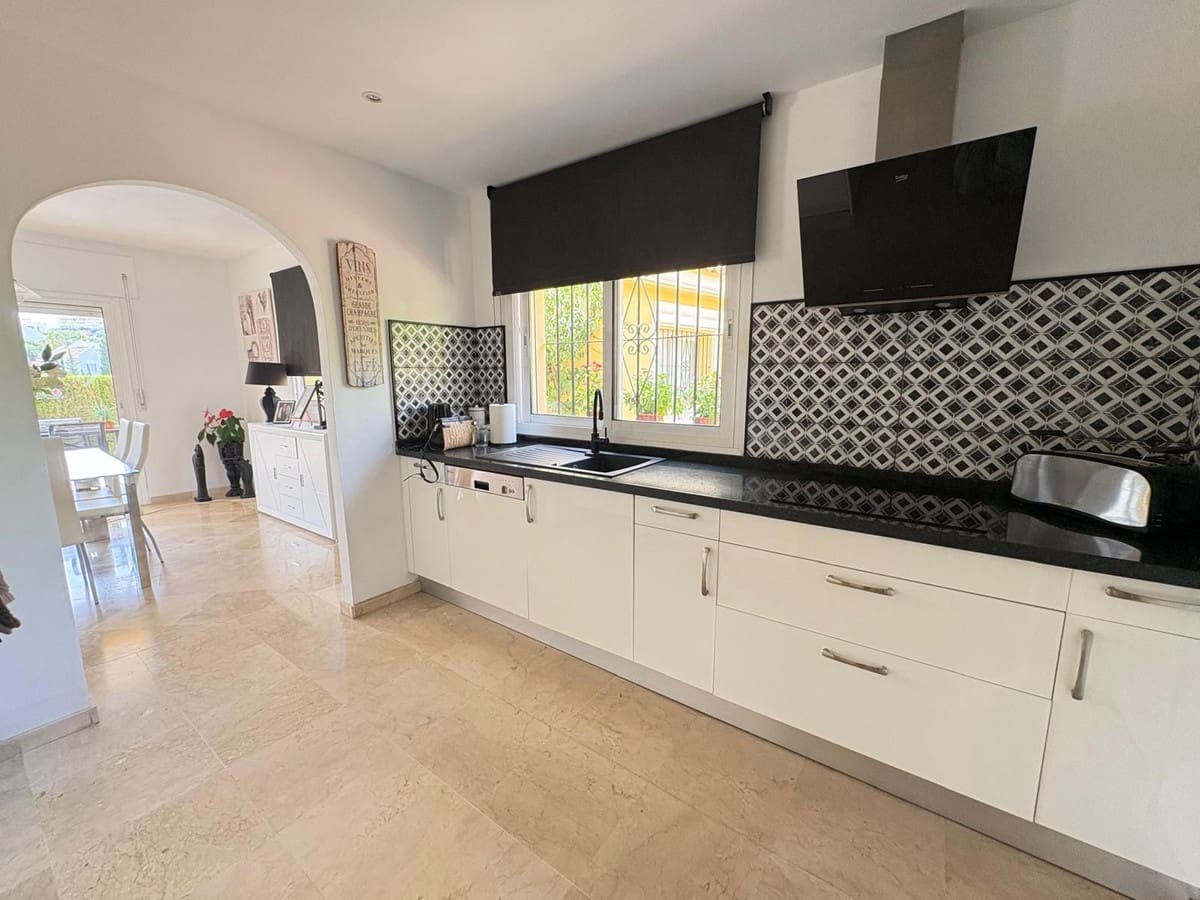 3 soveværelse Semi-Rækkehus til salg i Riviera del Sol med swimmingpool - € 625.000 (Ref: 9974400)