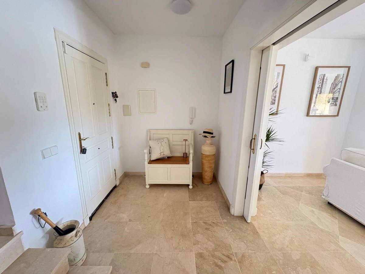 3 soveværelse Semi-Rækkehus til salg i Riviera del Sol med swimmingpool - € 625.000 (Ref: 9974400)
