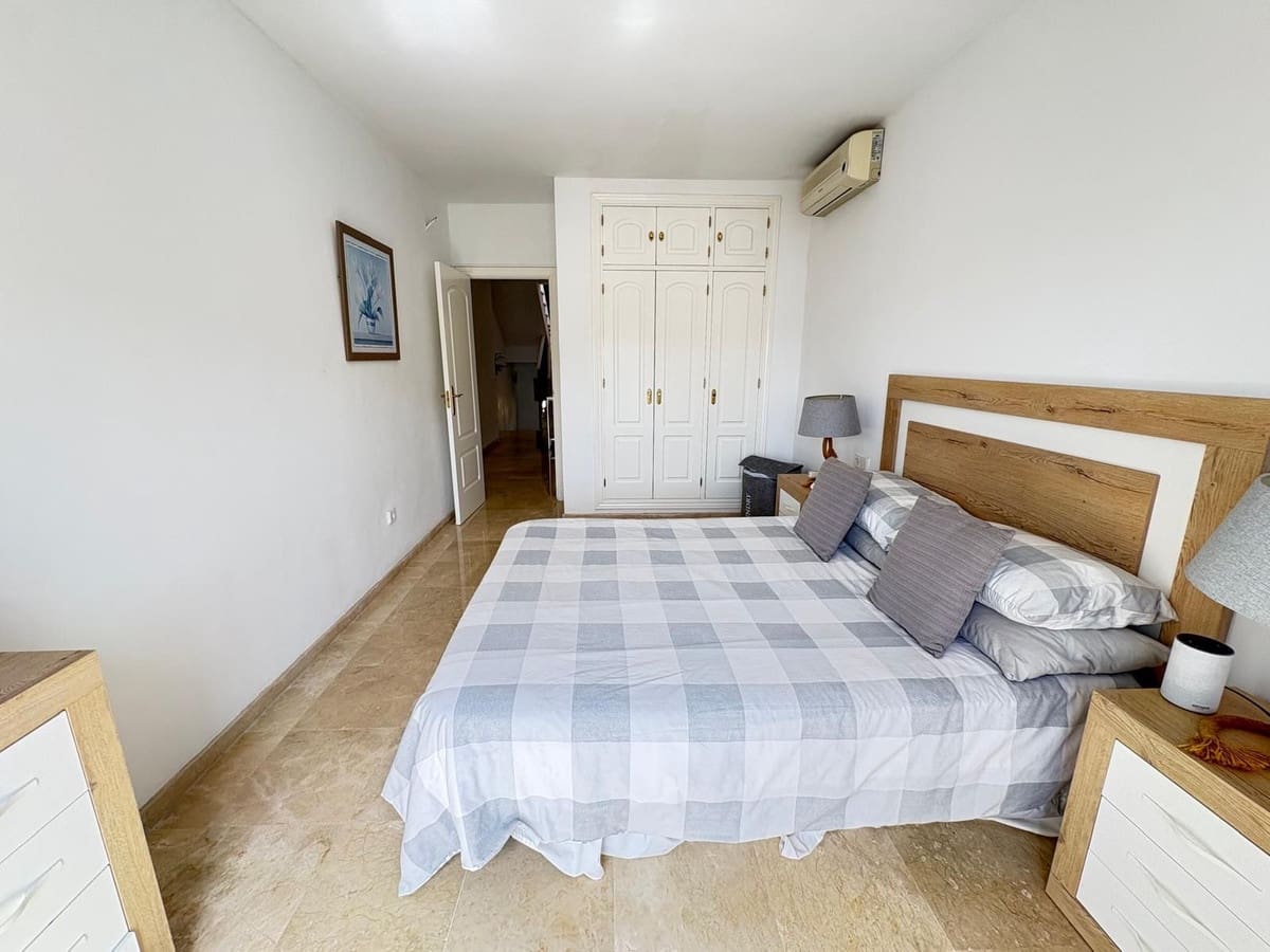 3 soveværelse Semi-Rækkehus til salg i Riviera del Sol med swimmingpool - € 625.000 (Ref: 9974400)