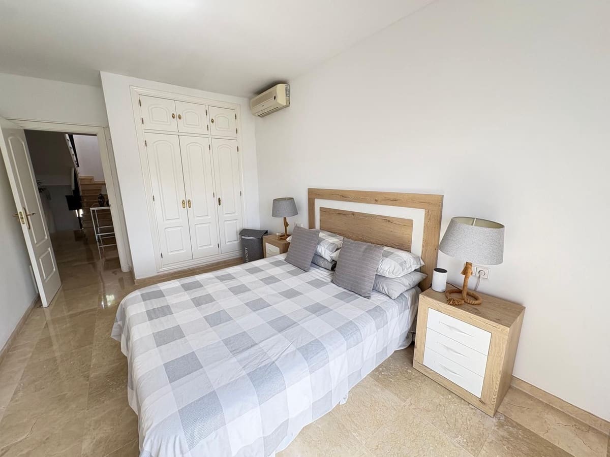 3 soveværelse Semi-Rækkehus til salg i Riviera del Sol med swimmingpool - € 625.000 (Ref: 9974400)