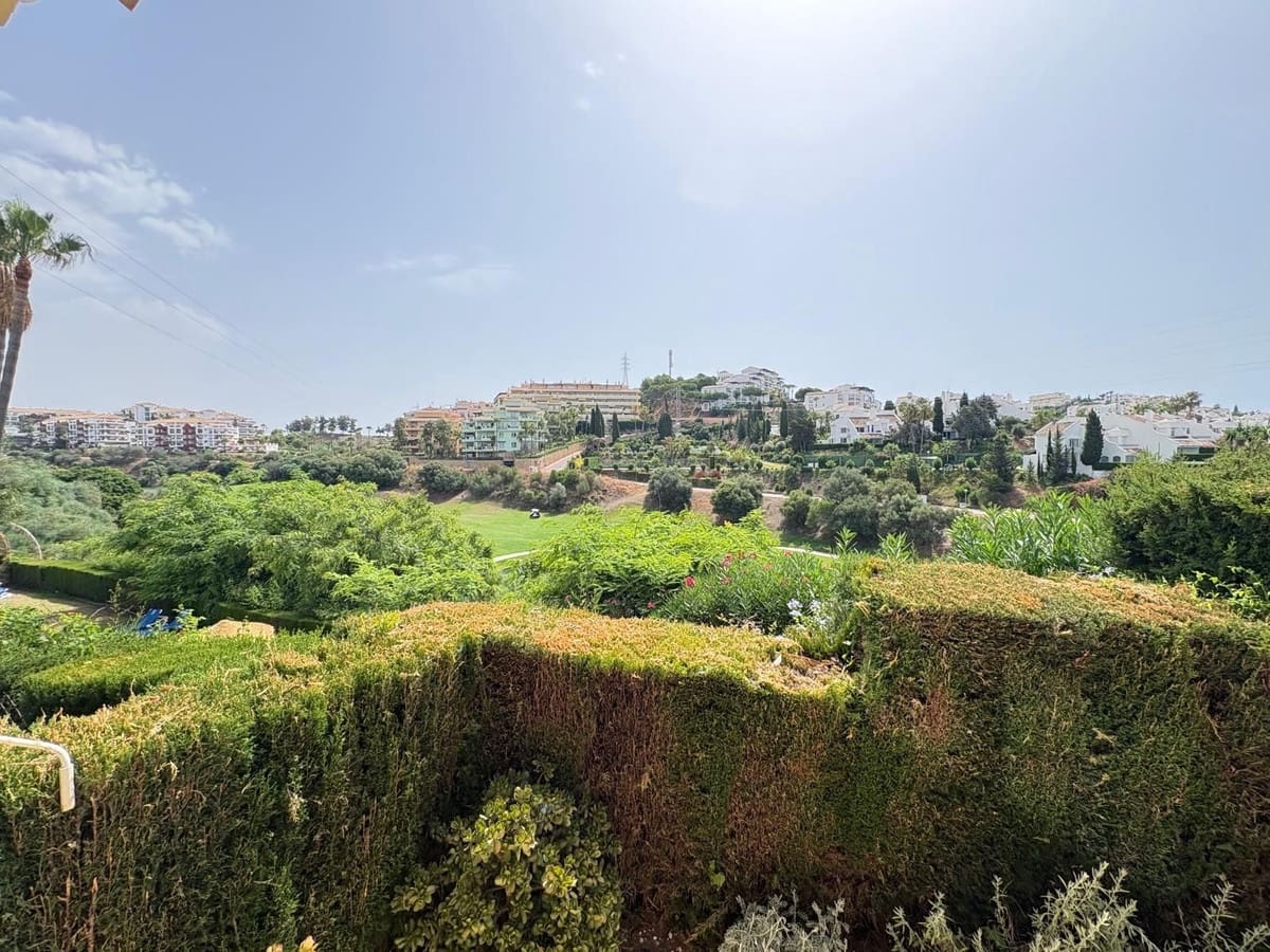 3 soveværelse Semi-Rækkehus til salg i Riviera del Sol med swimmingpool - € 625.000 (Ref: 9974400)